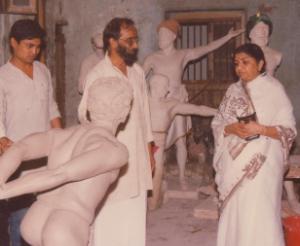 Lata Mangeshkar inspecting statue at Vishrambag Wada with Babasaheb Purandare.